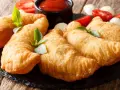 Złociste panzerotti, idealne na przekąskę. Ten przepis na panzerotti jest prosty i szybki.