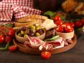Antipasti co to? Talerz pełen smakołyków: oliwki, pomidorki, wędliny, ser i pieczywo. Idealne na przystawkę.