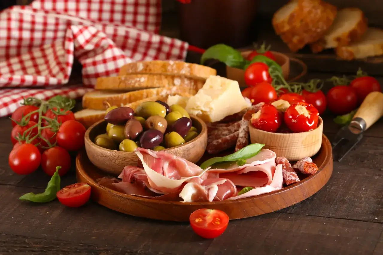Pyszne antipasti: oliwki, wędliny, ser, pomidorki i pieczywo. Idealne na przystawkę, co to za uczta!