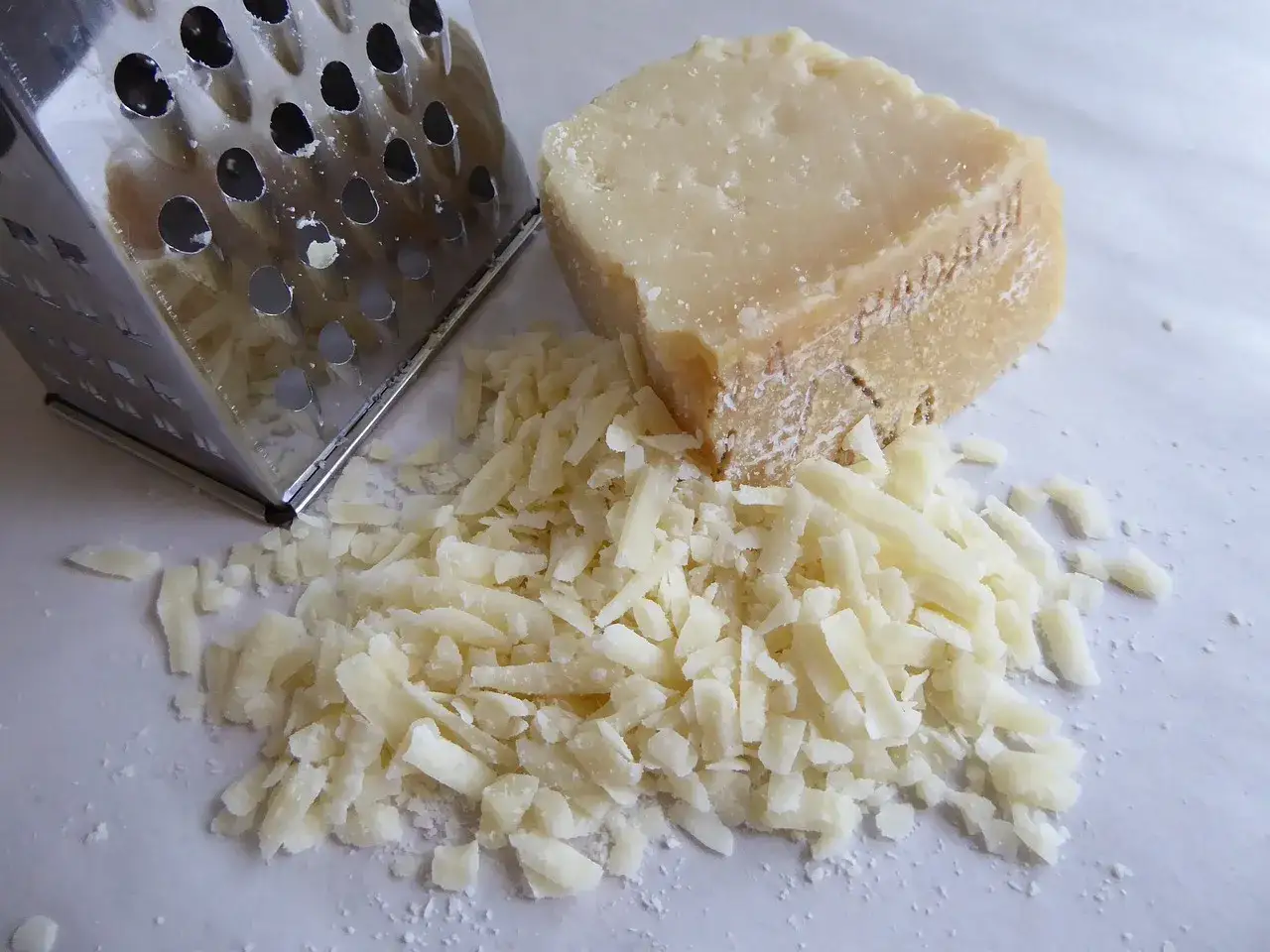 Tarty parmezan i tarka. Czy parmezan można mrozić? Tak, po starciu zachowa smak i aromat.