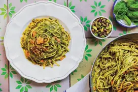 Makaron z pesto, posypany pistacjami i kawałkami łososia. Idealny pomysł, co dodać do makaronu z pesto, by był jeszcze pyszniejszy.