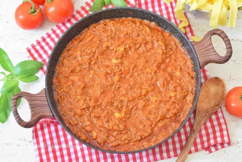 Gotowy do podania sos bolognese w głębokiej patelni. Idealny do makaronu, ten przepis na bolognese zachwyci każdego.