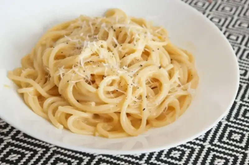 Pyszny makaron spaghetti z parmezanem i pieprzem, idealny przepis na makaron włoski.