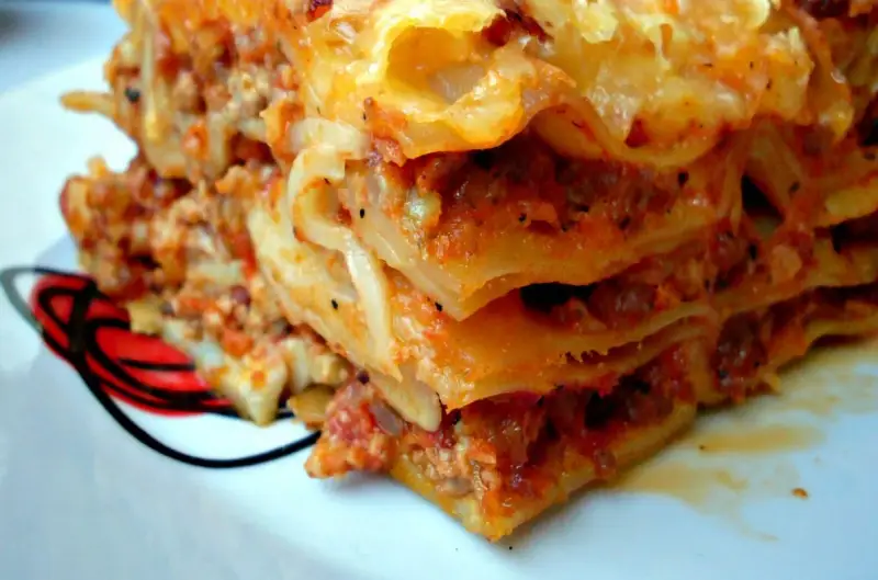 Pyszna, wielowarstwowa lasagne z mięsem i sosem pomidorowym. Kwestia smaku, czy wolisz ją z serem czy bez.